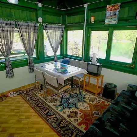 Casa de Férias Sadrvan Noor *
